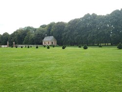 Le parc du château de Bosmelet et la chapelle.<br>Auffay
